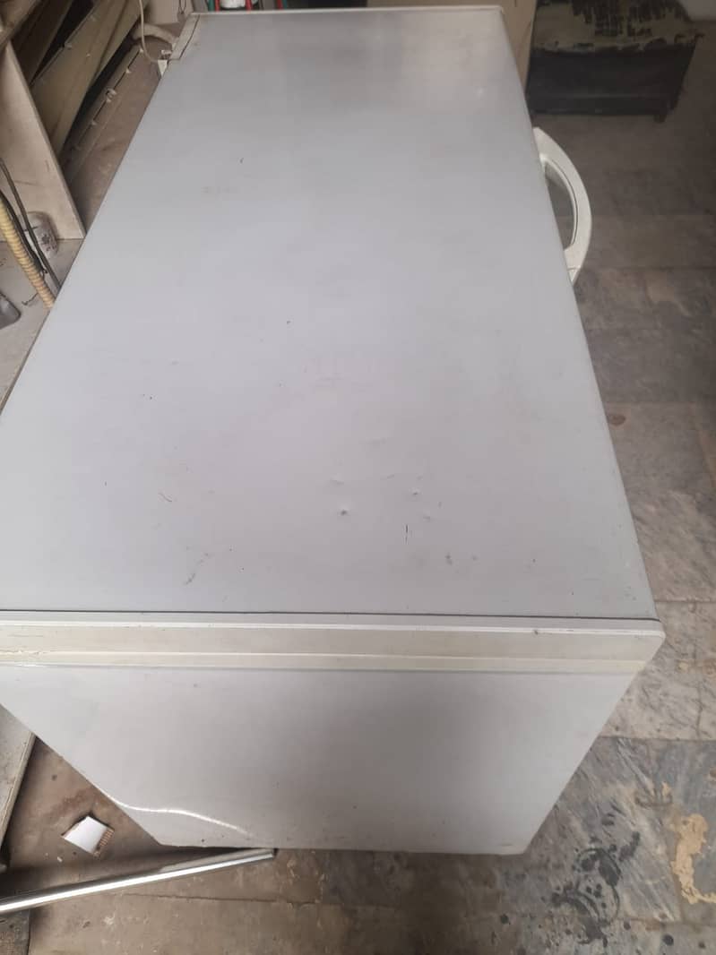 Dawlence Deep Freezer for sale in good condition 2