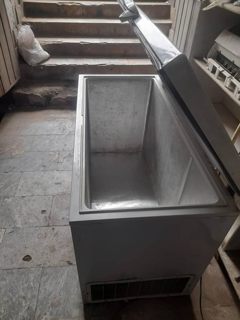 Dawlence Deep Freezer for sale in good condition 6