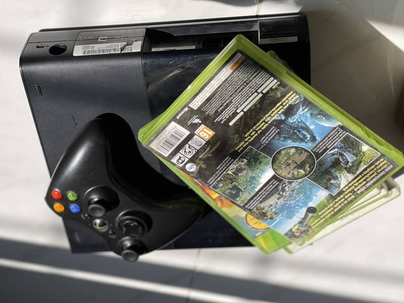 xbox 360 with one controller + CDs 1