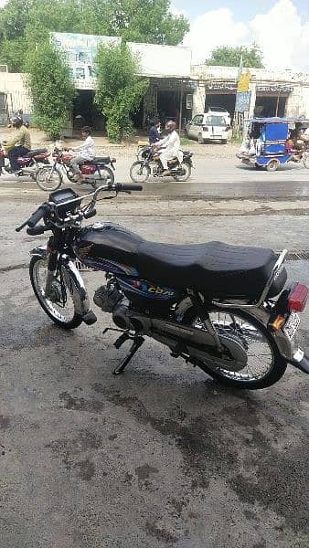 Honda Cd 70 for urgent sell fullfinal 145 ha is sy kam Waly msg ni kry 3