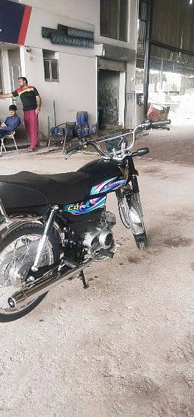 Honda Cd 70 for urgent sell fullfinal 145 ha is sy kam Waly msg ni kry 8