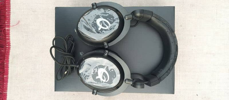 Qpad QH-700 wired headphones 1