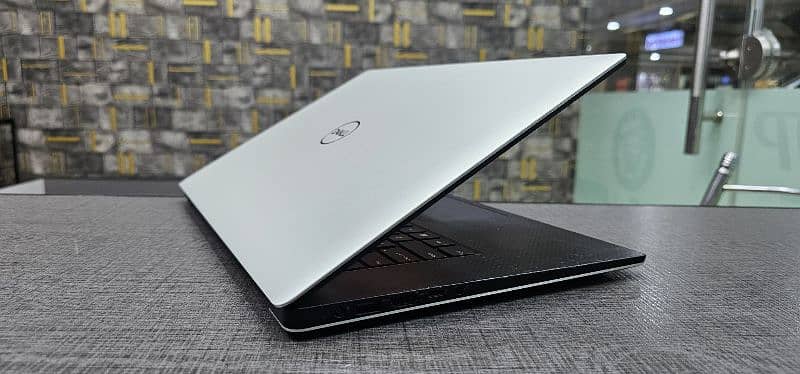 Dell XPS 15 9570 Core i5 8th generation GTX 1050 4gb 3