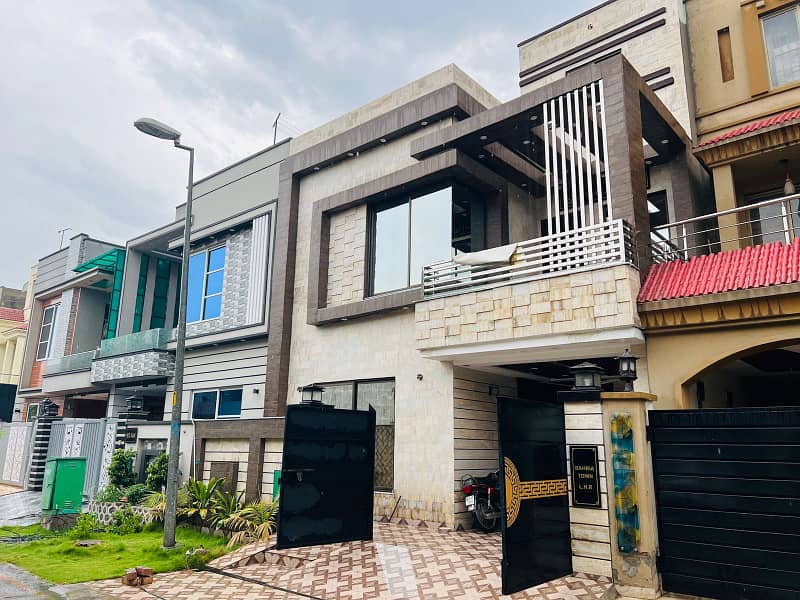 5 Marla Slightly Used Lavish House is for Sale in Bahria Town Block AA 1