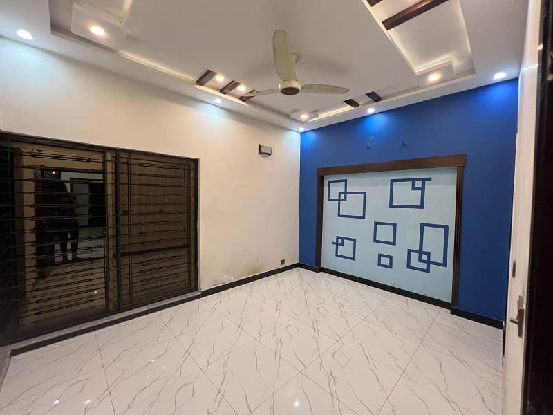 5 Marla Slightly Used Lavish House is for Sale in Bahria Town Block AA 2