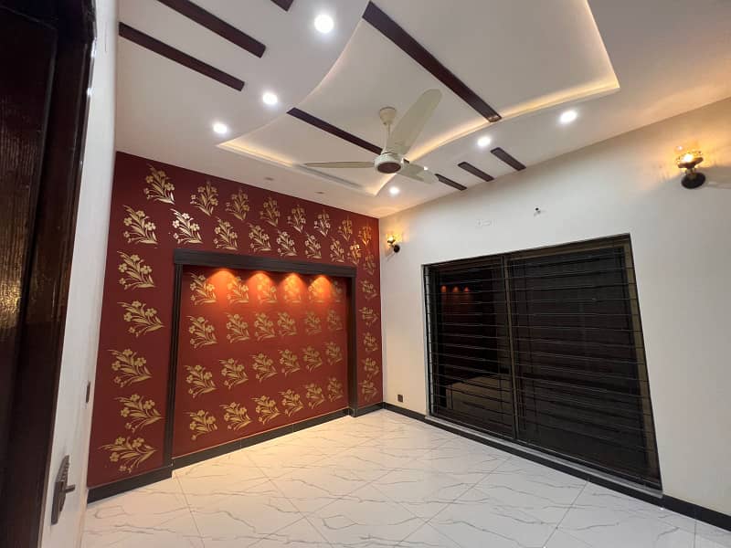 5 Marla Slightly Used Lavish House is for Sale in Bahria Town Block AA 3