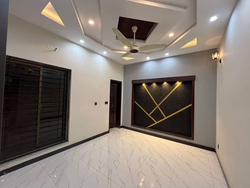 5 Marla Slightly Used Lavish House is for Sale in Bahria Town Block AA 10