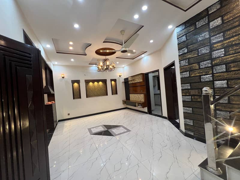 5 Marla Slightly Used Lavish House is for Sale in Bahria Town Block AA 16