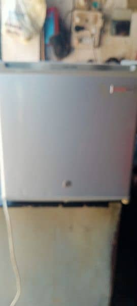 bedroom size fridge very good condition 3