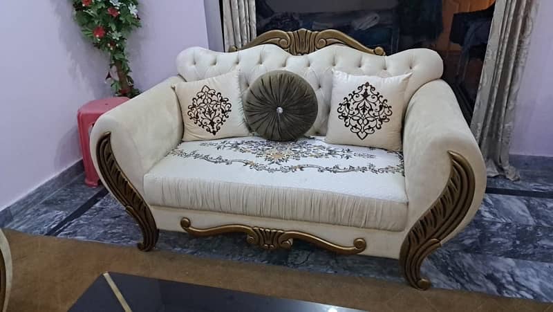 luxury 8 seater Sofa set with center table in brand new condition 6