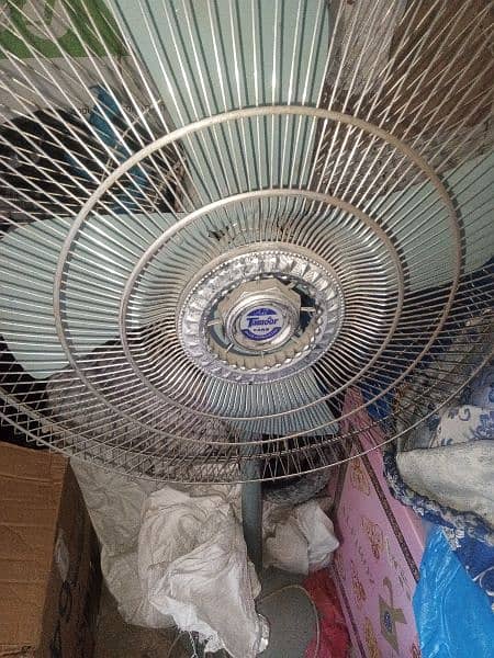 Pedestal Fan, Metal Blades, Deluxe Fan, 100% Copper Winding motor 1