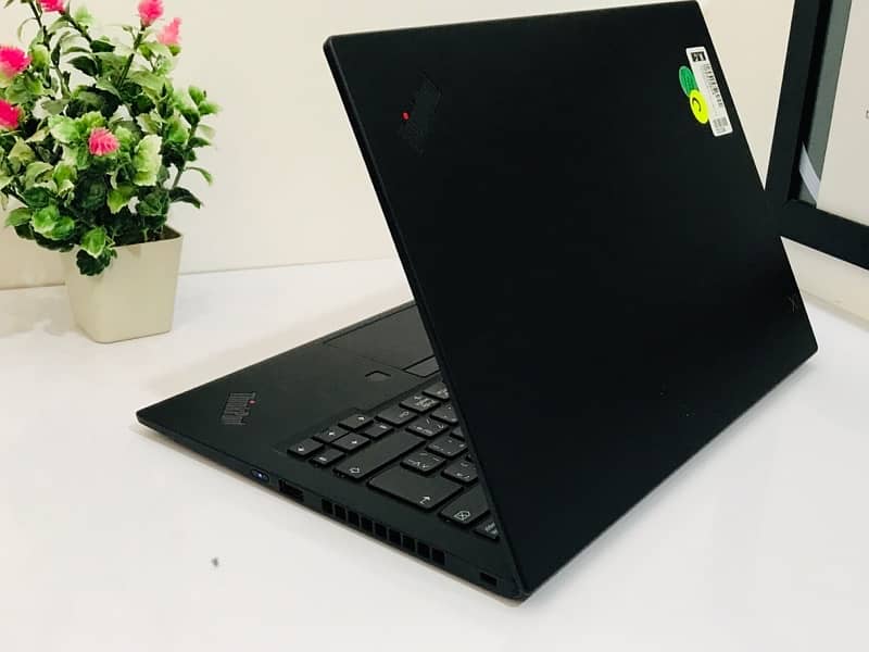 lenovo x1 carbon core i7 8th gen -Quard core- 8 threads-16/256 3