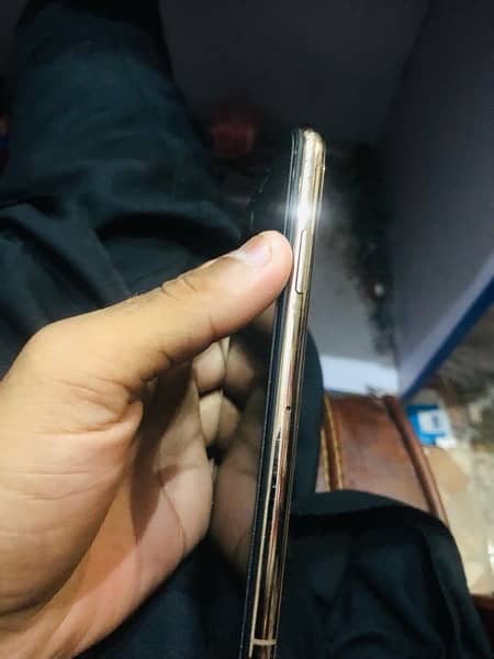 I phone xs condition 10 by 9 glass break beatry serves 64 gbface id ok 10