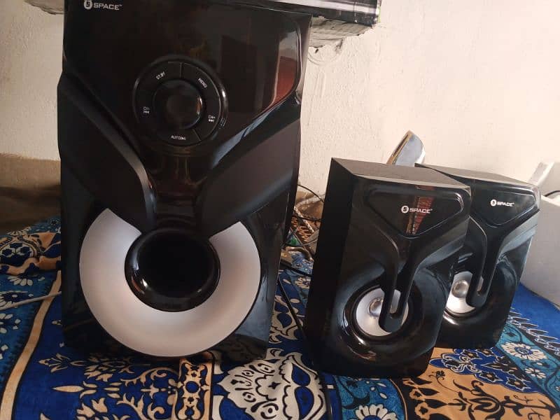 hulk speaker  . . with remote. .  awsm sounds… + bese 4