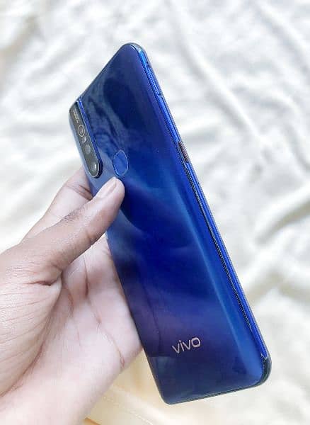 Vivo v15 with original charger and box with new condition 1