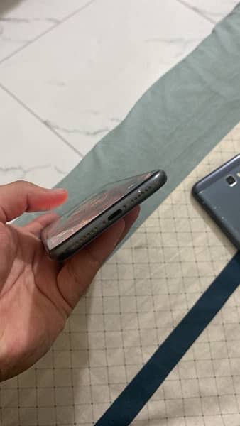 Iphone 11 Factory unlock(non-pta) black 5