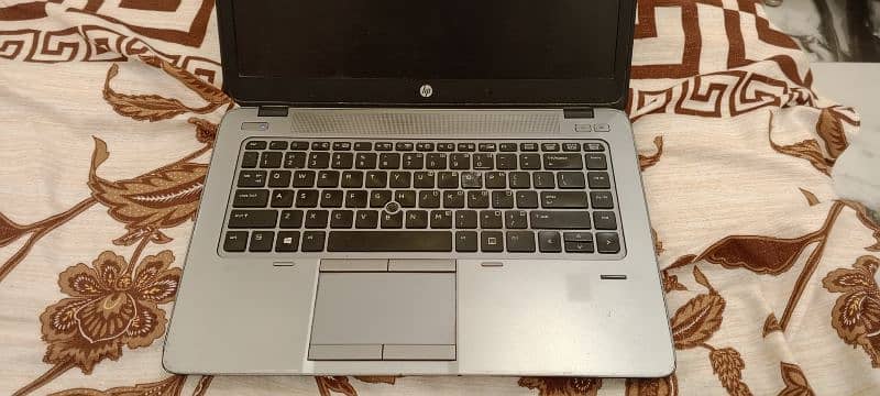 HP elitebook 840G2 . . . . . . like new 3