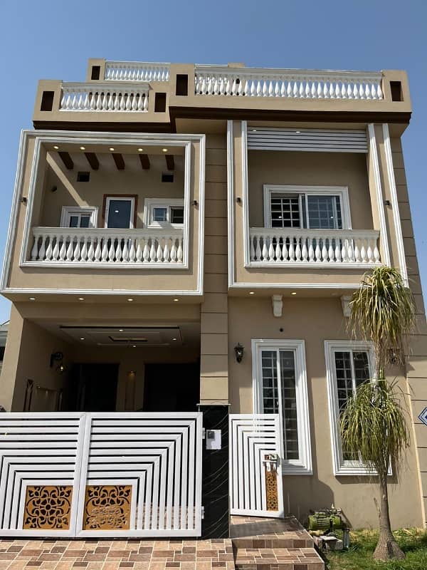 5 MARLA CORNOR+TRIPLE STOREY BEAUTIFULL HOUSE FOR SALE IN ETIHAD TOWN AT PRIME & HOT LOCATION 1