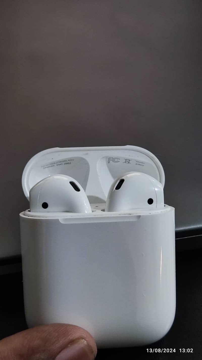 Apple AirPods 2nd Gen 3