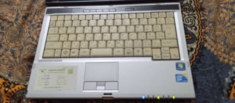 Fujitsu FMV 8390 laptop 1