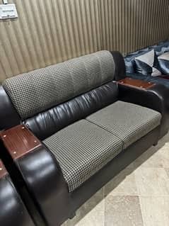 5 seater sofa with 1 table  urgent for sale