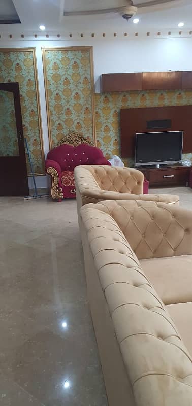 Main Gulberg VIP apartment for sale 3 bedrooms VIP location 2