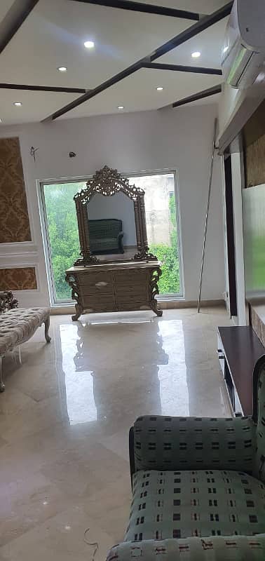 Main Gulberg VIP apartment for sale 3 bedrooms VIP location 4