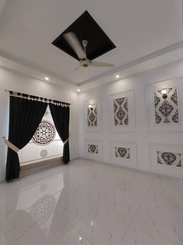 Main Gulberg VIP apartment for sale 3 bedrooms VIP location 8