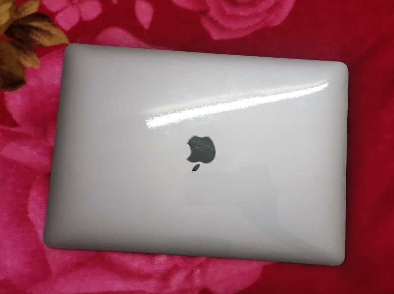 MACBOOK AIR 2019 , CORE I5,WITH 8/128, and Retina display 13 inches 1