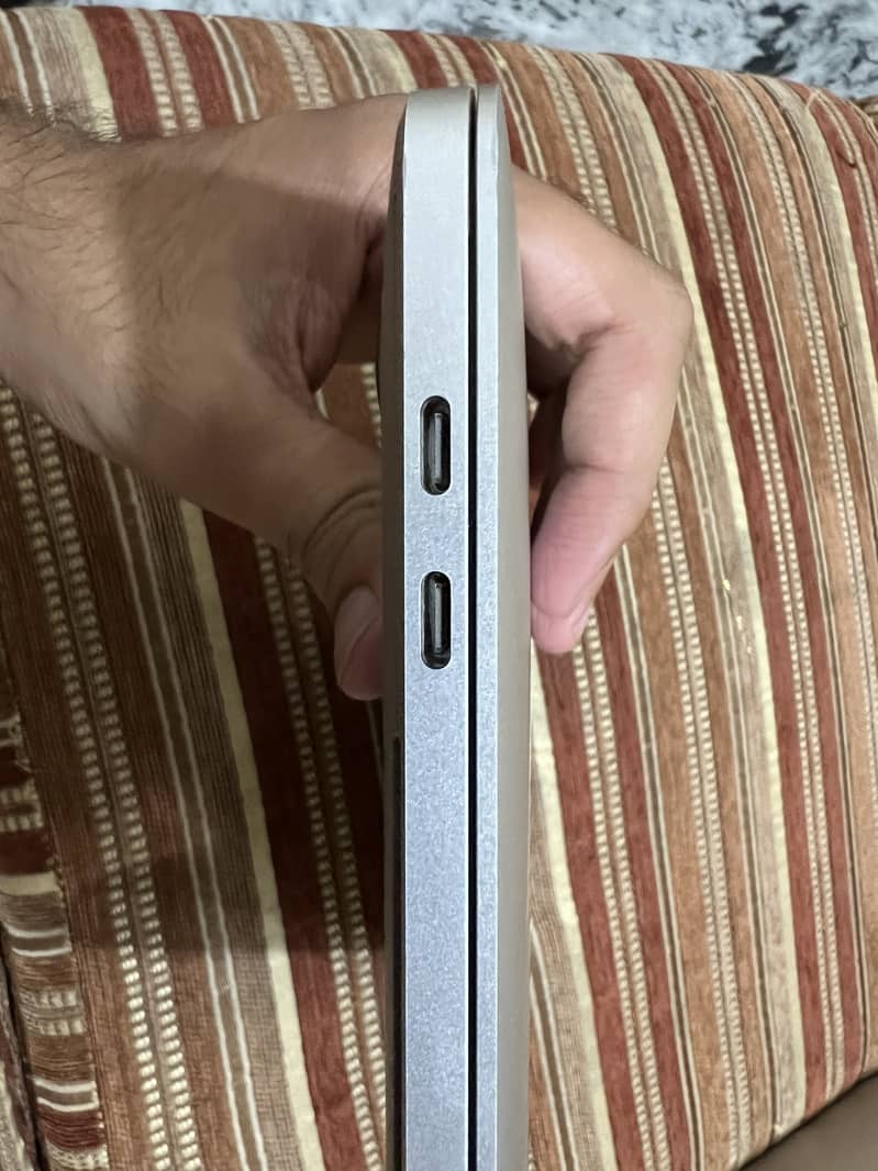 Apple Macbook pro ( Mid 2020 ) 6