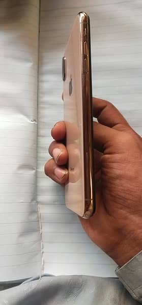 iPhone Xsmax gold colour 8