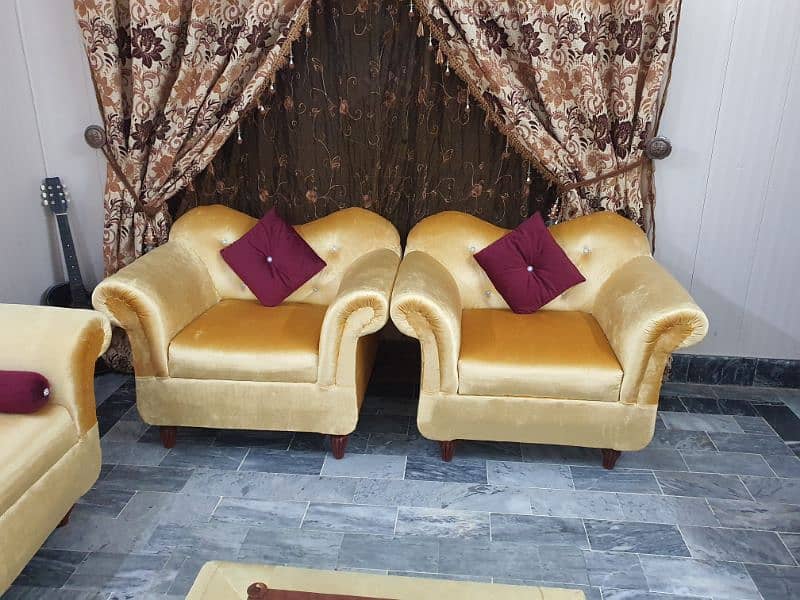 10 seater sofa set with table. 4