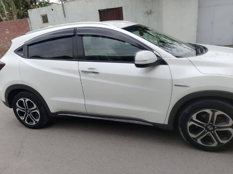 Honda Vezel 17/23 perl white totally genuine ,03006674692 0