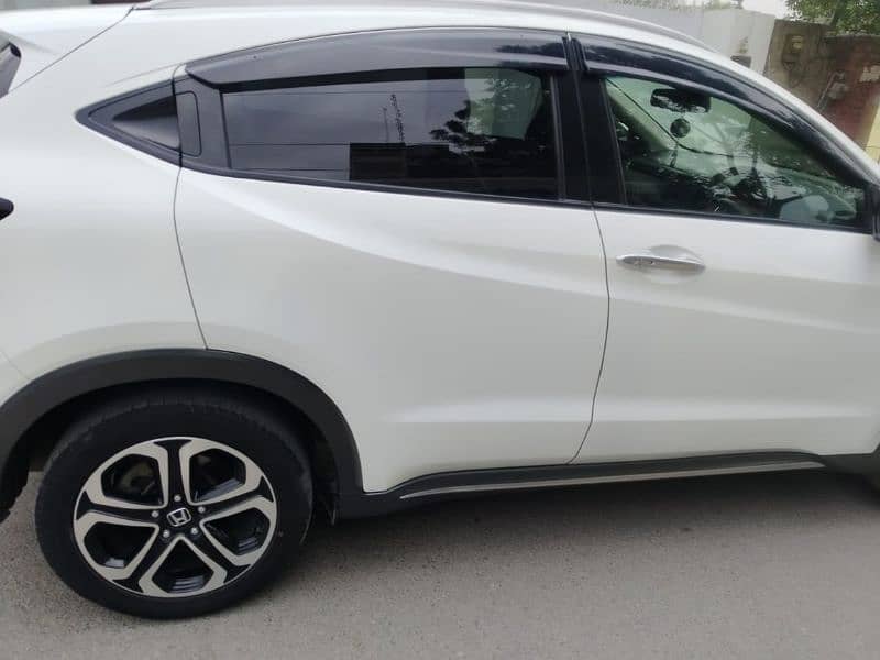 Honda Vezel 17/23 perl white totally genuine ,03006674692 14