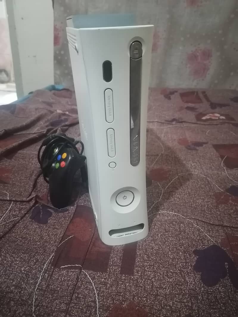 Xbox 360 phate model 320 gb with 40 games installed. 1