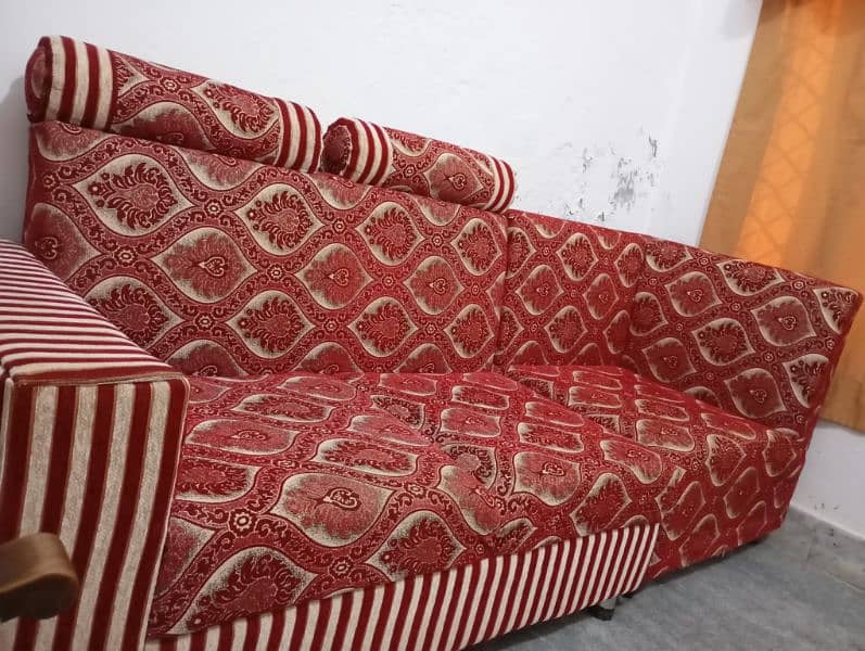 only one year used sofa is available for sale 3