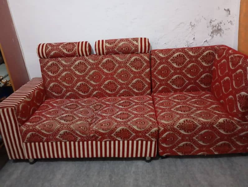 only one year used sofa is available for sale 4