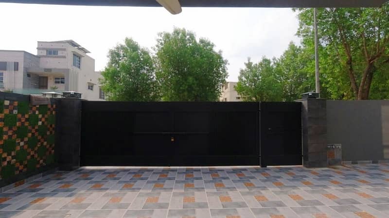 10 Marla brand new lewish dream house for sale behria orchard Lahore central block lda approved 14