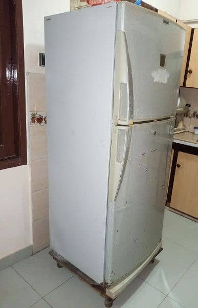 Dawlance full size fridge in good condition 2