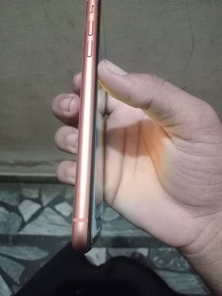 iphone xr ha bhai 10/10 condition h orange color ma 3