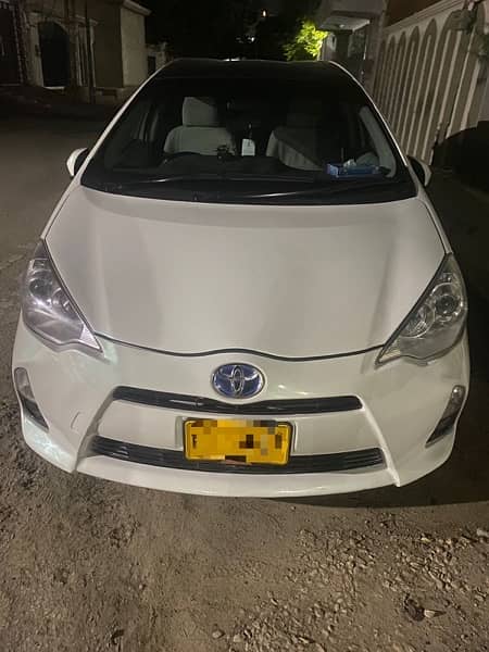 toyota aqua pearl white 2