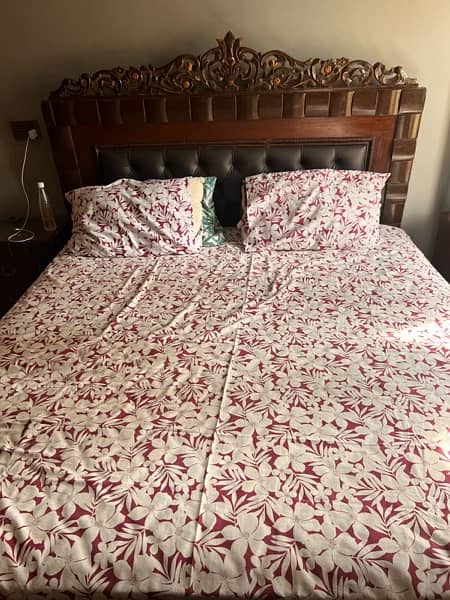 complete Bed set with three side cupboard for sale 0