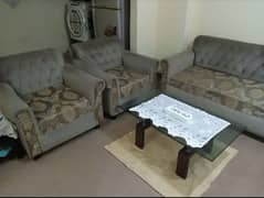 Beautiful 5 seated Sofa Set With Table