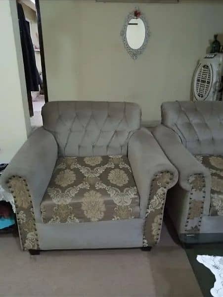 Beautiful 5 seated Sofa Set With Table 1