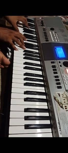 Yamaha E 413 professional keyboard 1