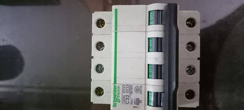 Schneider Electric breaker 32A(4-Pole) 3