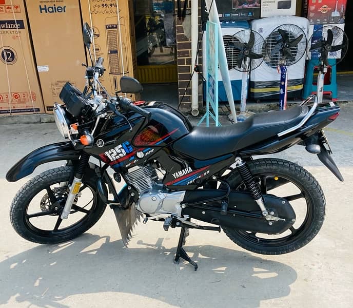 Yamaha YBR125G 2023 3