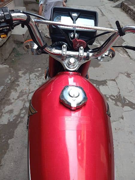 Honda 125 new condition. urgent sale 9