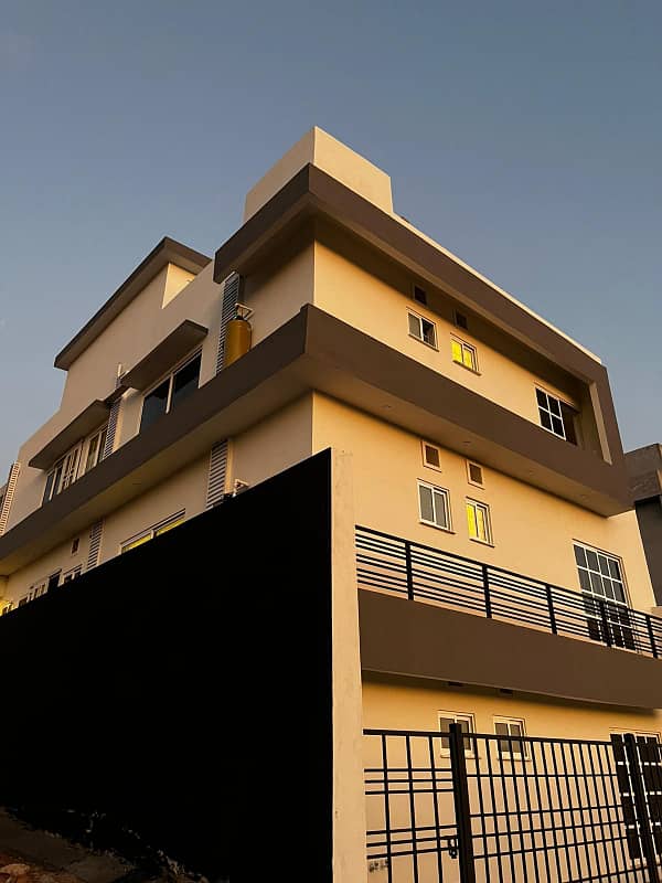 Brand New 10 Marla Tripel Unit House, 7 Bed Room With attached Bath, Drawing Dinning, 3 Kitchen, 3 T. V Lounge, Servant Quarter On Top With attached Bath 1