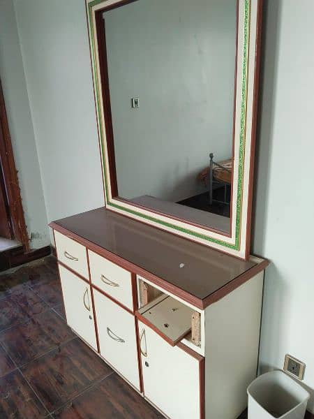 Dressing table for bedroom in Karachi 6